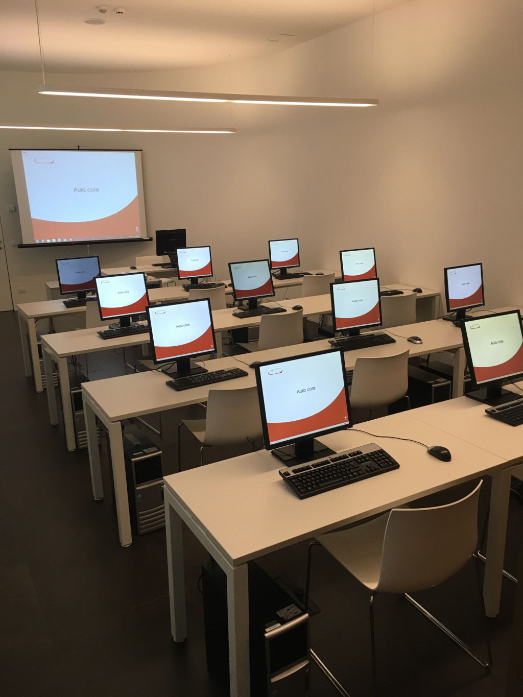 Sala corsi - proiezione e PC installati